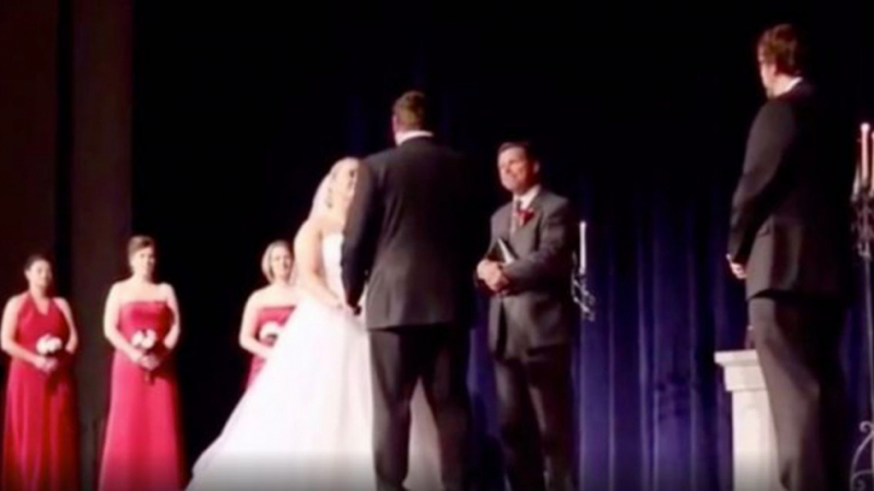 Хит в мрежата: Младоженец се пошегува с булката и смути всички ВИДЕО