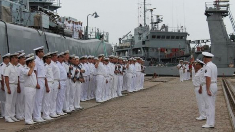 Мистериозна смърт на военен моряк с вдигнати ръце в морето потресе Бургас СНИМКА