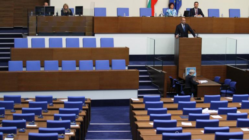 Анализатор: В парламента вече има квалифицирано мнозинство за импийчмънт на Радев  