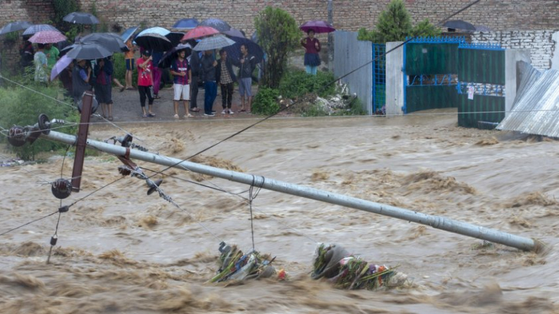 15 загинали след свлачища и наводнения в Непал ВИДЕО