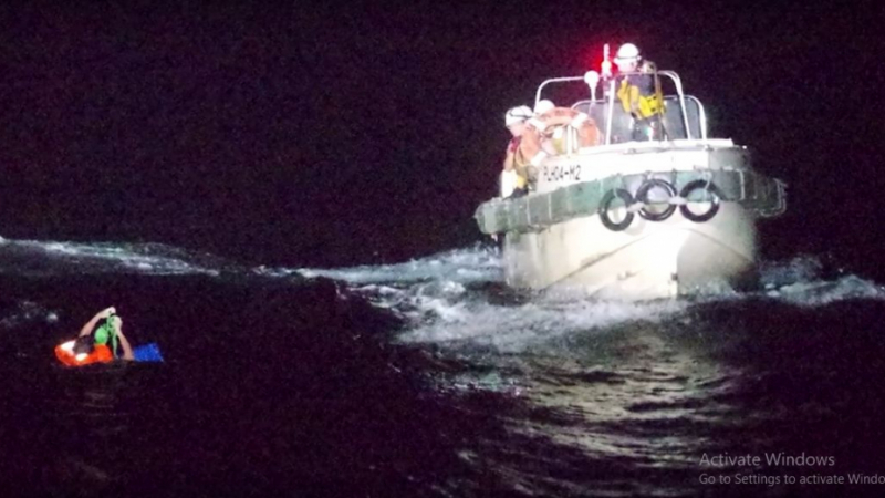 Десетки моряци изчезнаха при потъването на товарен кораб, само 1 е спасен