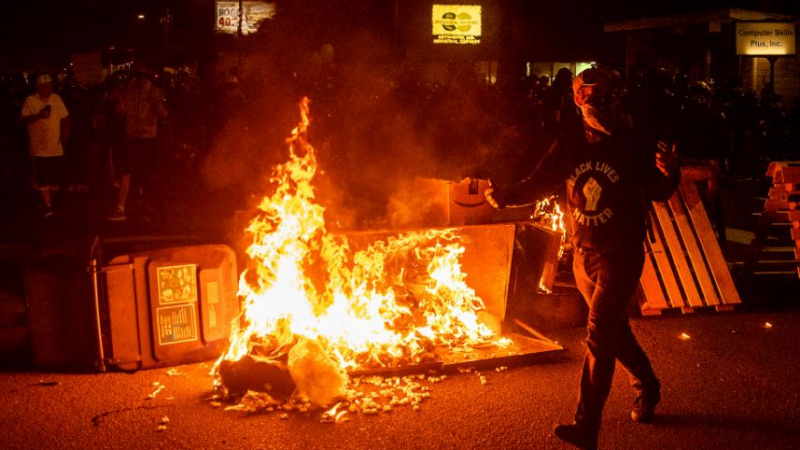 Страшно ВИДЕО: Протестъри подпалиха с коктейл "Молотов" протестиращ 