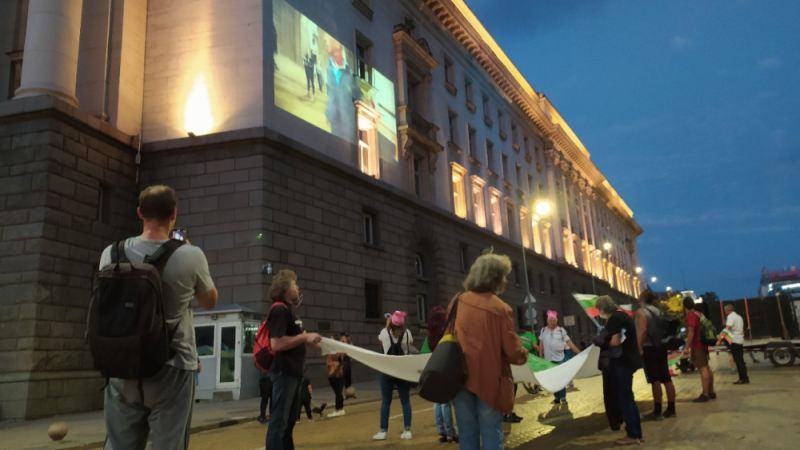 Протестиращите си прожектират филмчета върху бившия партиен дом СНИМКИ