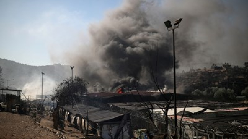 Пожар избухна в миграционен лагер в Лесбос