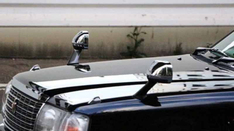 Защо много японски коли имат огледала за обратно виждане по-близо до фаровете, отколкото до вратите