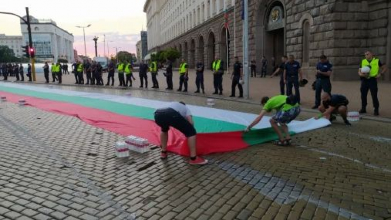 Грозна гавра с българското знаме на протеста взриви мрежата!