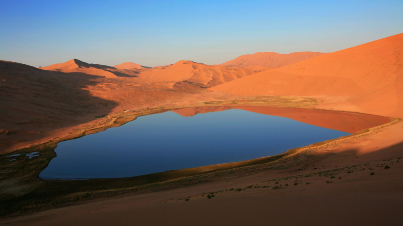 Мистериозните езера на ужасно сухата пустиня, в която дъждът се изпарява още във въздуха
