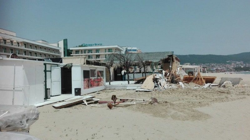 ДНСК ще срутва барчетата на плажа 