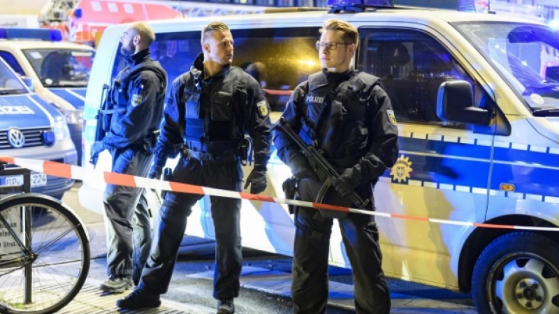 Пак ужас в Германия: Нападател наръга шофьор в колата му с крясъци "Аллаху акбар"! 