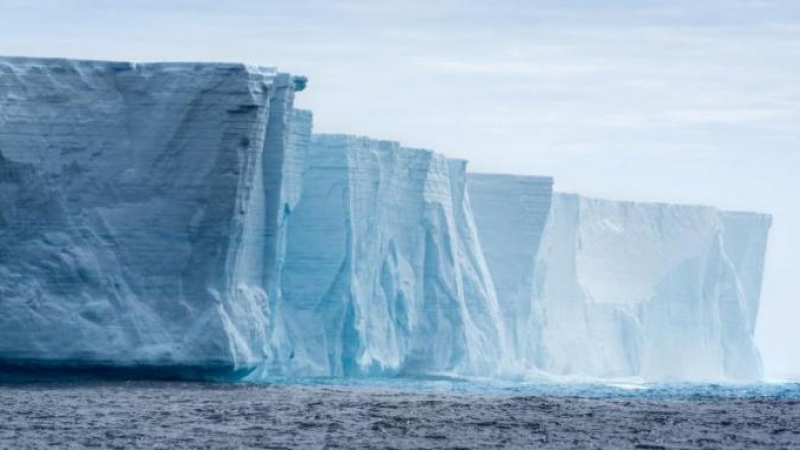 Айсберг по-голям от Париж се откъсна в Арктика