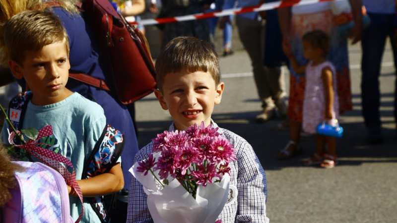 Просветният министър попари най-малките ученици 