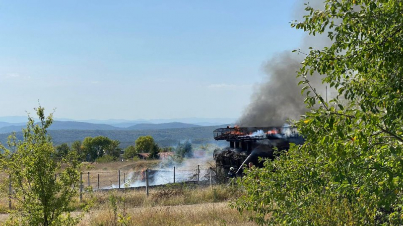 Пламъци поглъщат полигона на Националния военен университет във Велико Търново