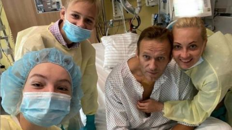 Първа СНИМКА на Навални след излизането му от кома