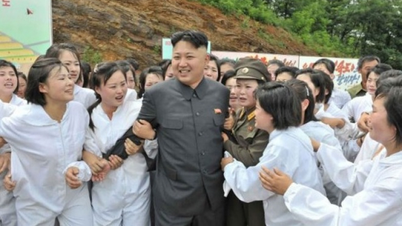 Харем за "Гинес": 2000 момичета обслужват Ким Чен-ун в покоите му