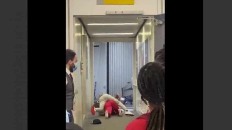 Шокиращо: Две млади жени си спретнаха брутален бой на летище ВИДЕО 18+