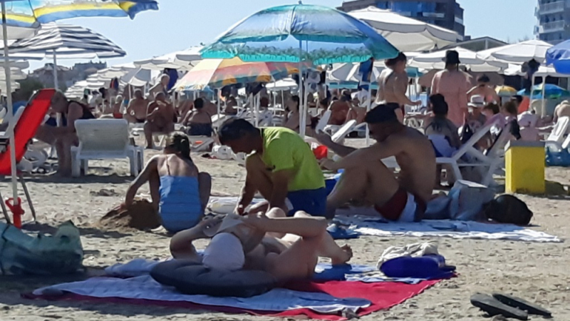 Сеир: Бой за чадъри и шезлонги на плажа в Приморско