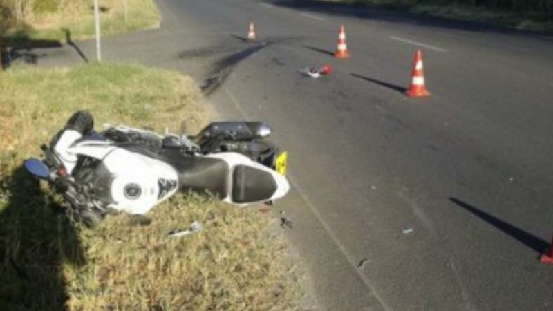 Ужасяващ инцидент в Пловдив, млад моторист лежи на земята СНИМКИ 