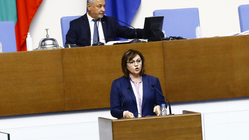 Напрежение в парламента: Нинова търси Александър Андреев за...