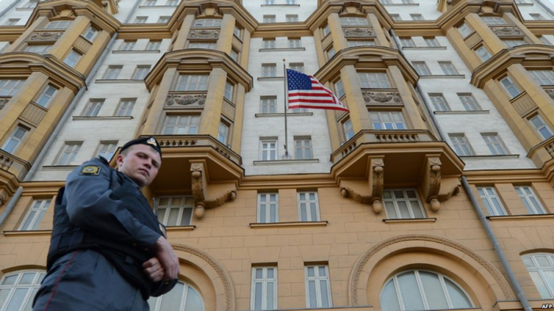 Пиян руснак опита да нахлуе с джип в американското посолство в Москва 