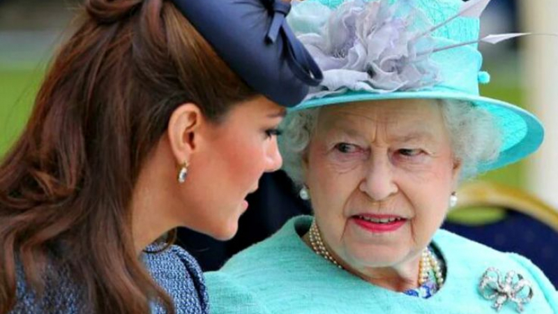 Кралица Елизабет и херцогиня Кейт спазват стриктна забрана на път – но не и Уилям