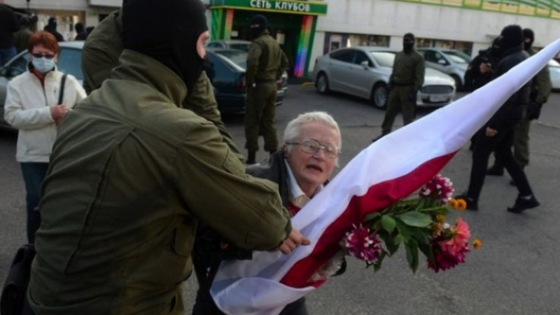 Над 300 жени са задържани на протестното шествие в Минск