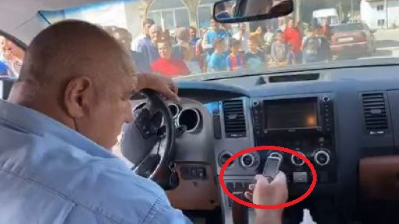 Борисов показа телефона си на копчета, а причината е скандална ВИДЕО