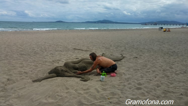 Британец направи нещо уникално на плажа в Бургас СНИМКИ