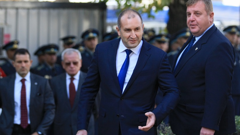 Радев гневно отговори на Каракачанов за оставката и пак скочи Борисов