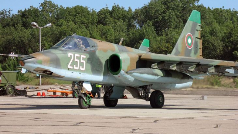 Първите два ремонтирани щурмови самолета Су-25 пристигнаха в България