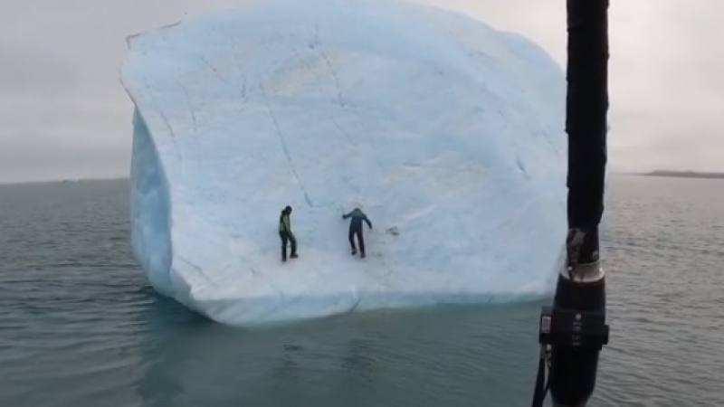Огромен айсберг се преобърна върху изследователи, докато... 
