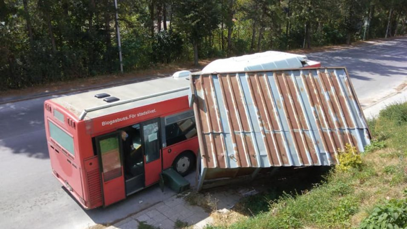 Извънредно! Автобус с пътници се вряза в спирка в Смолян СНИМКА