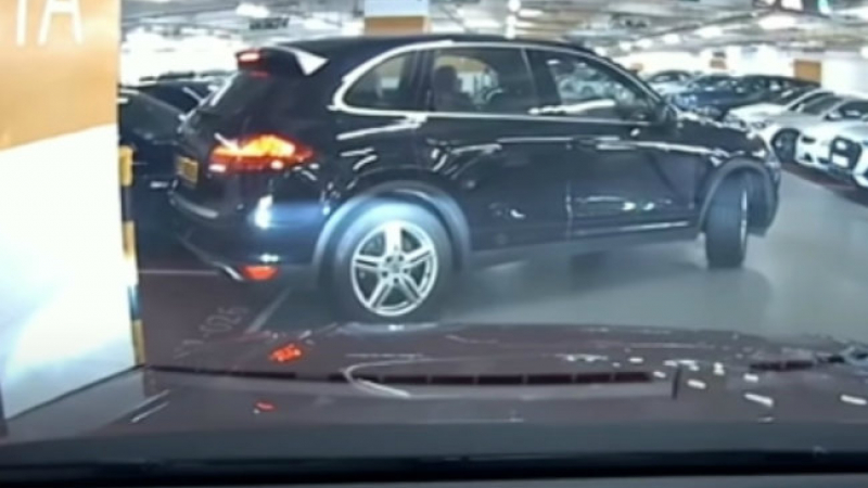 Шофьорка на джип Porsche втрещи мрежата с маневрите си на излизане от паркинг ВИДЕО