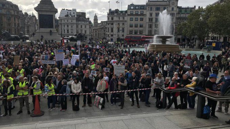 Бой и арести в Лондон на протест срещу мерките за COVID-19