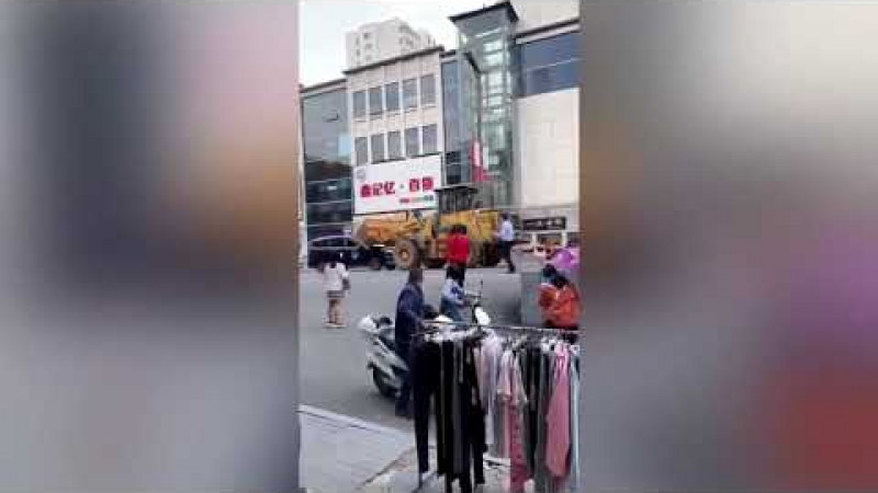 Зрелищен инцидент: Вижте как мъж разби полицейска кола с багер ВИДЕО