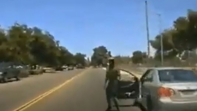 Шофьор скочи на бой на пътя, но го очакваше шокираща изненада ВИДЕО