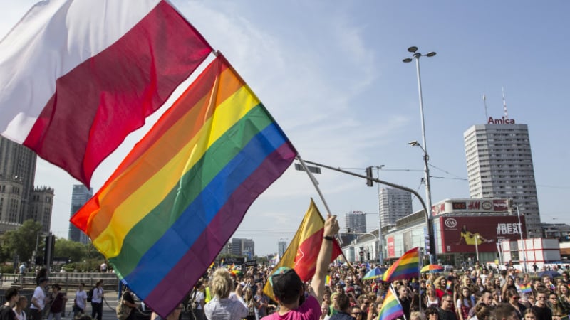 50 посланици напъват Полша за ЛГБТ хората, Варшава ги отряза