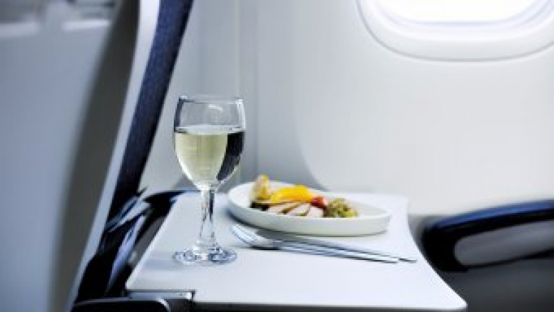 Какво не трябва да ядем и пием по време на полет?