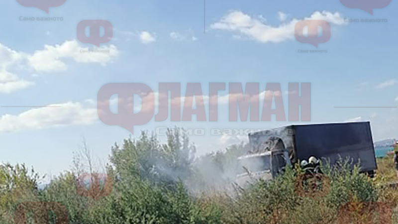 Камион се запали на пътя Бургас-Поморие 