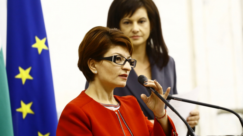 Деси Атанасова към опозицията: Крепите управлението на Борисов, странно!