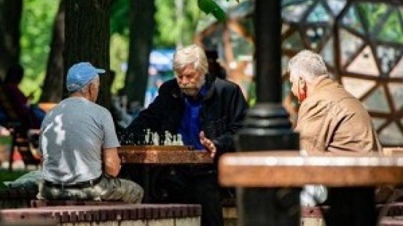 Учени установиха какво липсва на мъжете, които умират преди жените