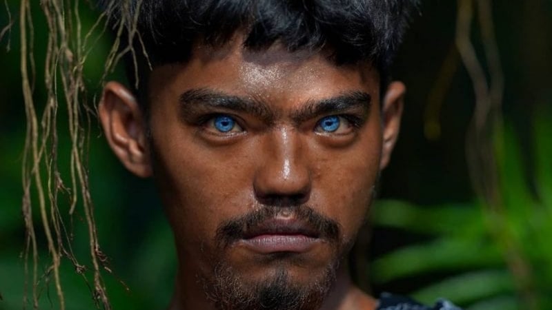 Откриха племе на затънтен остров с необичайно сини очи