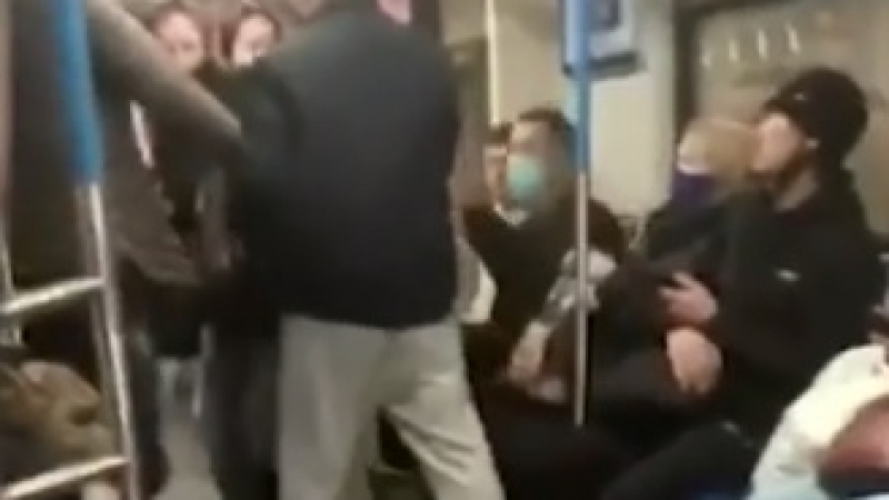 Потресаващо ВИДЕО: Психар тръгна да бие жена, защото кашля в метрото, а после ...