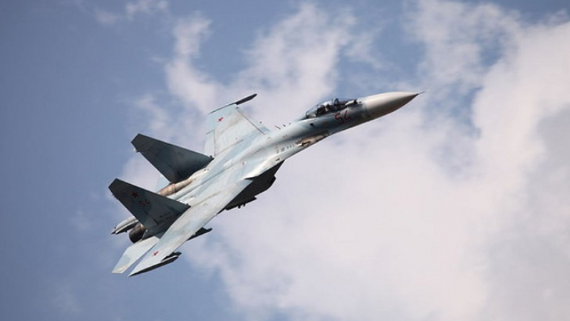 Екшън в небето: Су-27 вдигнат по тревога, за да прихване четири британски самолета
