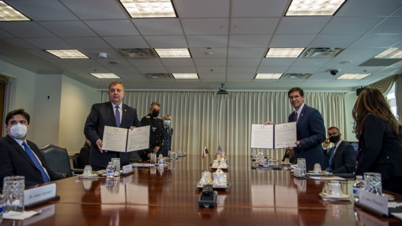 Министрите на отбраната на България и САЩ подписаха пътна карта за военно сътрудничество