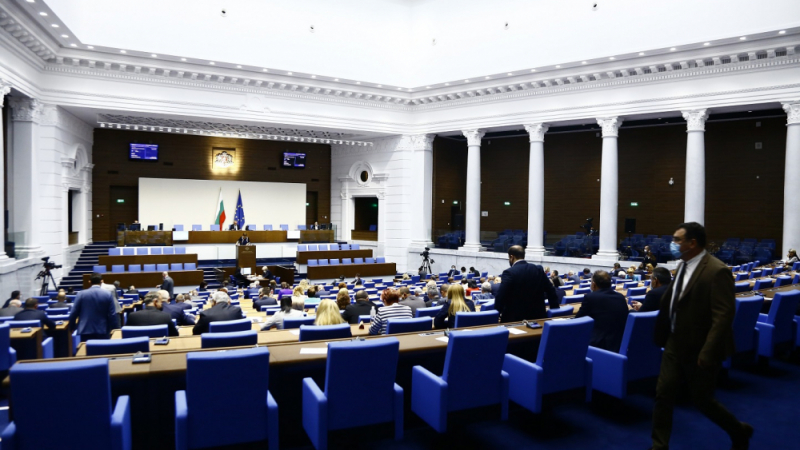 Депутатката от БСП, забъркала лют сексистки скандал в парламента, пипна К-19
