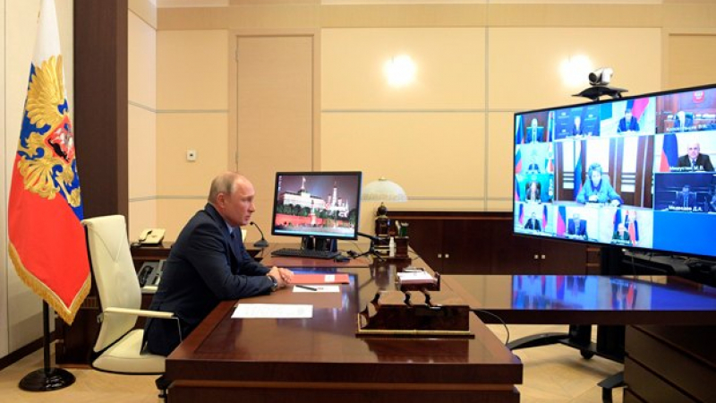 NZZ разбули тайната защо Путин не носи маска и се ръкува, но не се разболява от К-19 