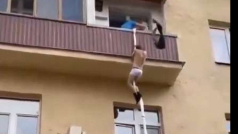 Екшън: Гол сваляч бяга през балкон, съседка го налага с метла ВИДЕО