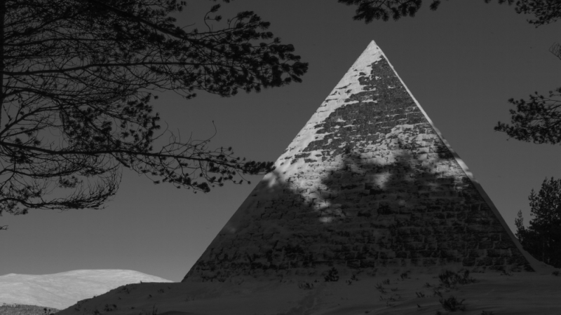 Скръбната пирамида, която английската кралица крие в имението си