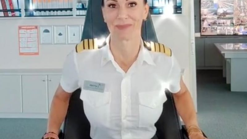 Секси жена-капитан на круизен кораб смая мрежата с това ВИДЕО