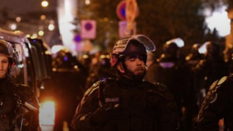 Въоръжени с метални пръти щурмуваха полицейски участък в Париж ВИДЕО 